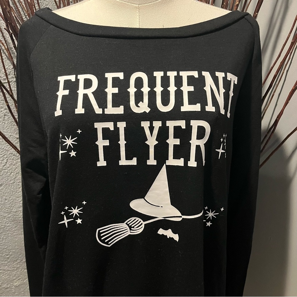 👻NWT BLACK HALLOWEEN WITCH “FREQUENT FLYER” SWEATSHIRT SIZE LARGE👻 - Picture 3 of 6